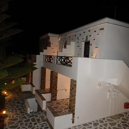 Oda ve Kahvaltı Tinos & 4*