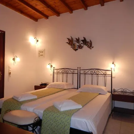Oda ve Kahvaltı Tinos & 4*