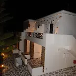 Oda ve Kahvaltı Tinos & 4*