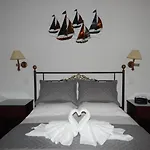 Oda ve Kahvaltı Tinos & 4*